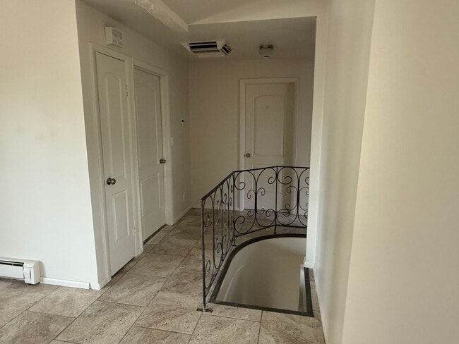 Building Photo - Beautiful home with spacious layout