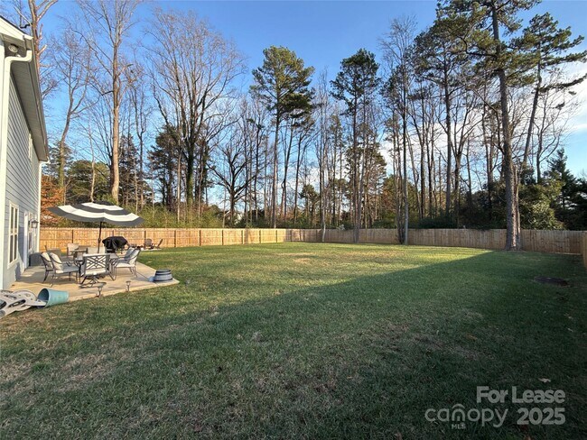 Building Photo - 5120 Lakeview Rd