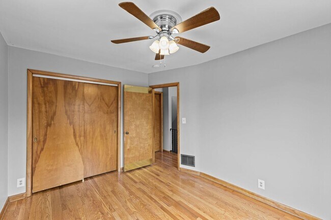Building Photo - 723 Village Dr