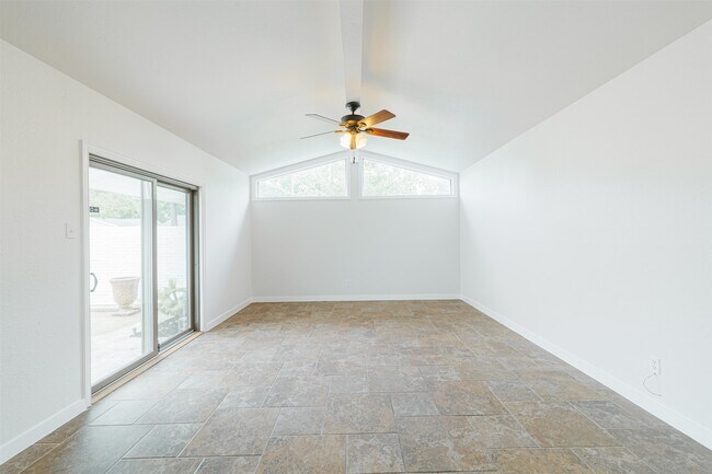 Building Photo - 10055 Larston St