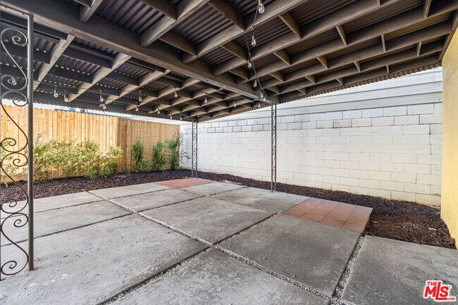 Building Photo - 1838 S Victoria Ave