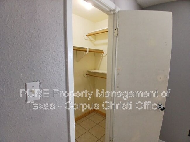 Building Photo - 4033 Sandy Hollow Creek Dr