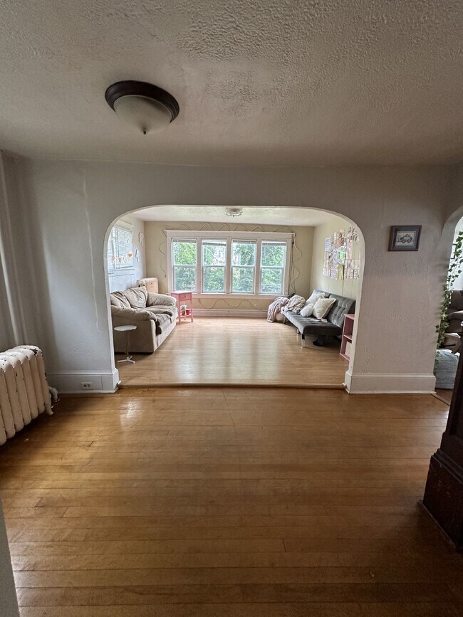 Building Photo - 4 Bed 2 Bath close to UWEC!