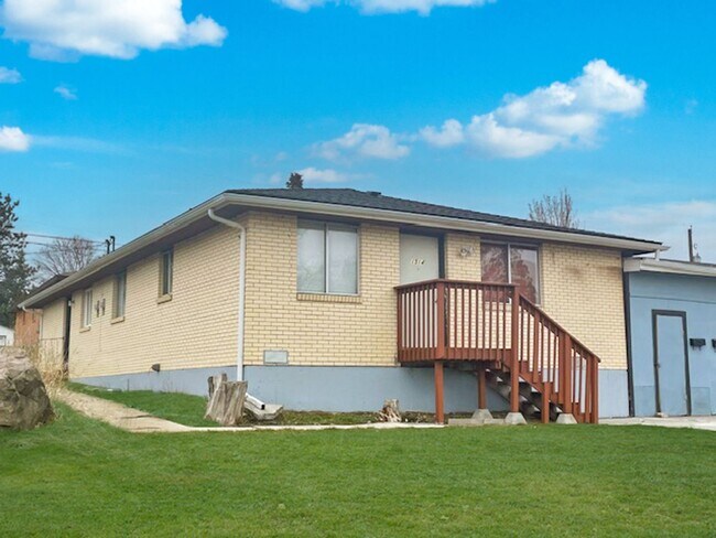 Building Photo - Charming 2 Bed, 1 Bath Duplex in the Heart of Cheney