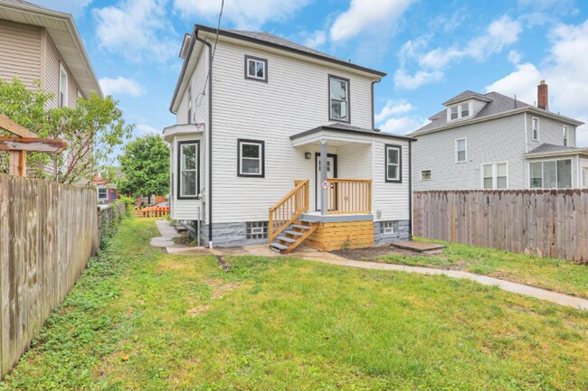 Building Photo - 282 S Cypress Ave