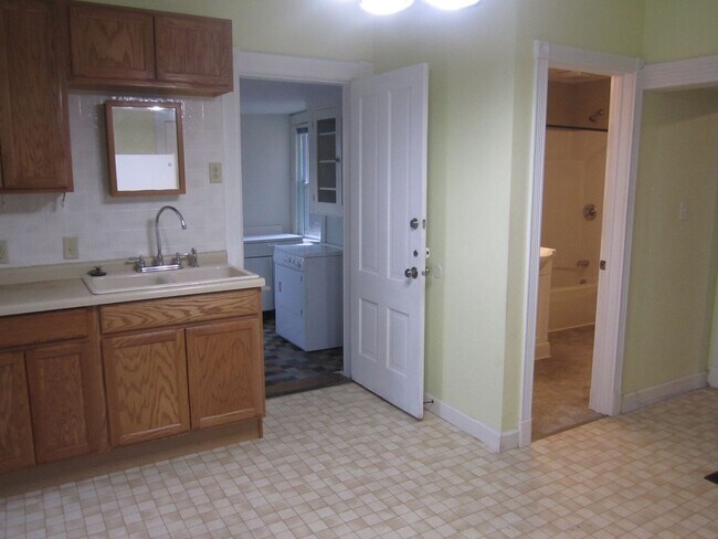 Building Photo - 4 Bedroom house; Close to downtown Mankato!