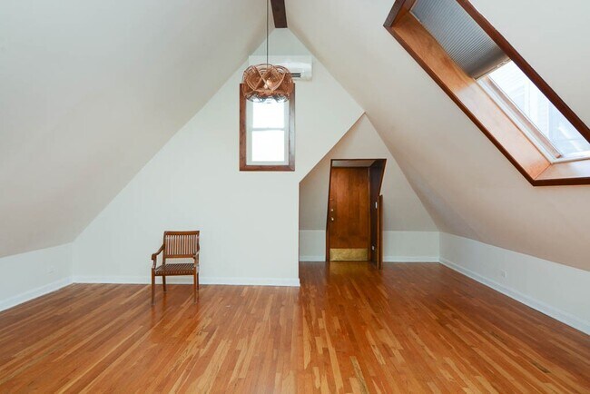 Building Photo - 1111 W Roscoe St