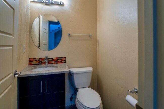 Building Photo - 2010 E 1st St