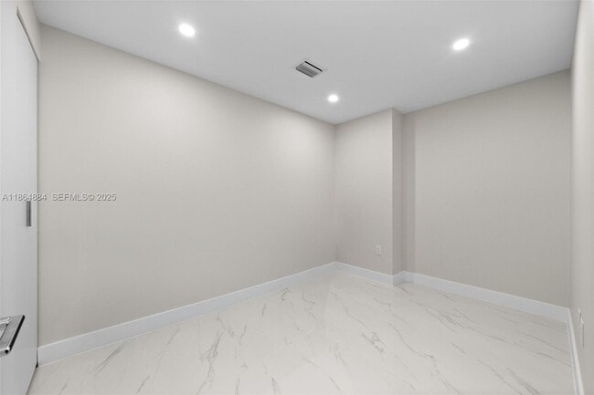 Building Photo - 700 NE 24th St