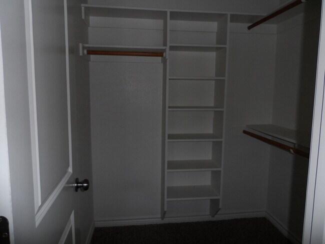 Building Photo - 1208 G-H Country Club Rd