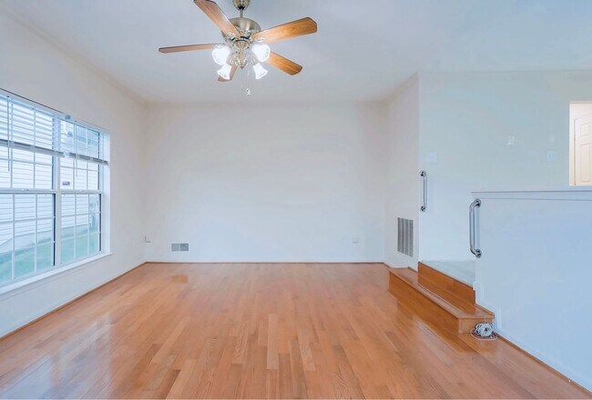 Building Photo - Beautiful 4 BR/3.5 BA Single-Family Home i...