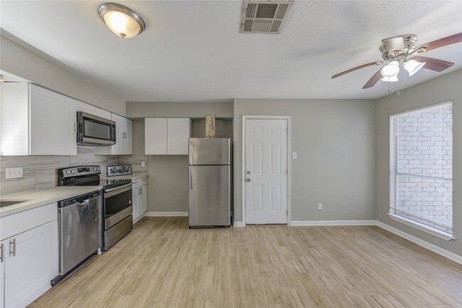 Building Photo - 5054 Pine Cliff Dr