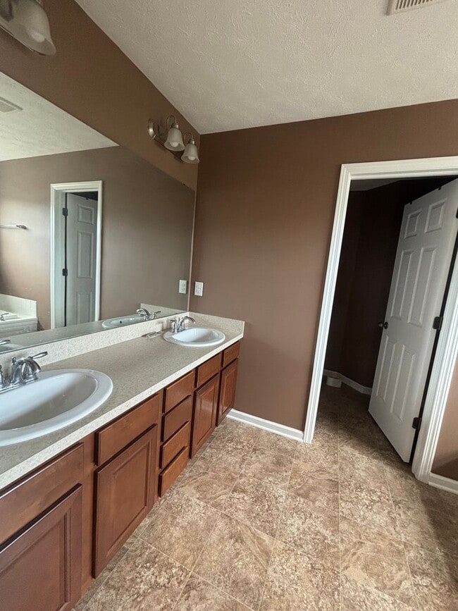 Building Photo - Spacious 4-Bedroom 2.5 Bath Gem in Avon, OH!