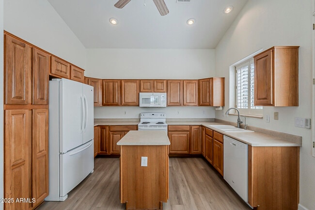 Building Photo - 18048 W Fairway Dr