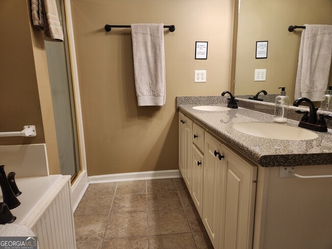 Building Photo - 1015 Holly Dr