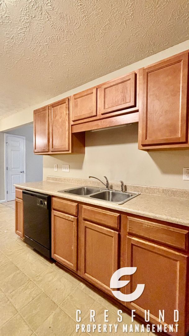 Building Photo - 3 Bed, 2.5 Bath Townhome - READY FOR YOU T...