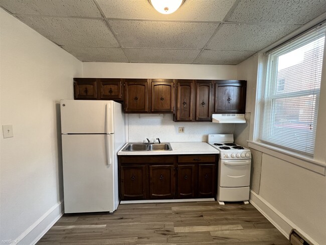 Building Photo - 1 br, 1 bath 4plex - 14 South Roland Stree...