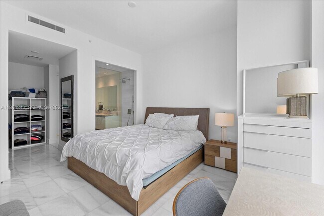 Building Photo - 700 NE 26th Terrace