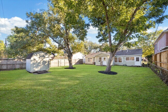 Building Photo - 5122 Locust St