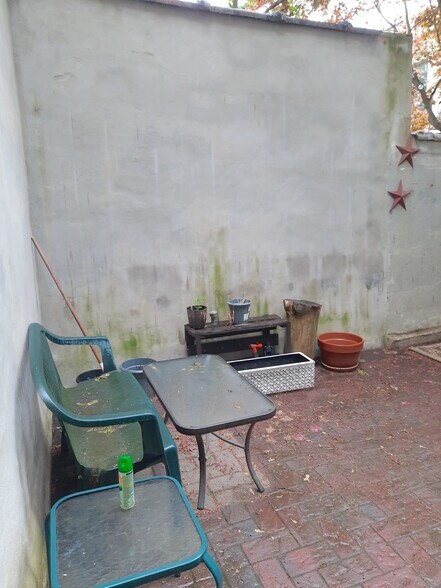 Common yard - 158 6th St