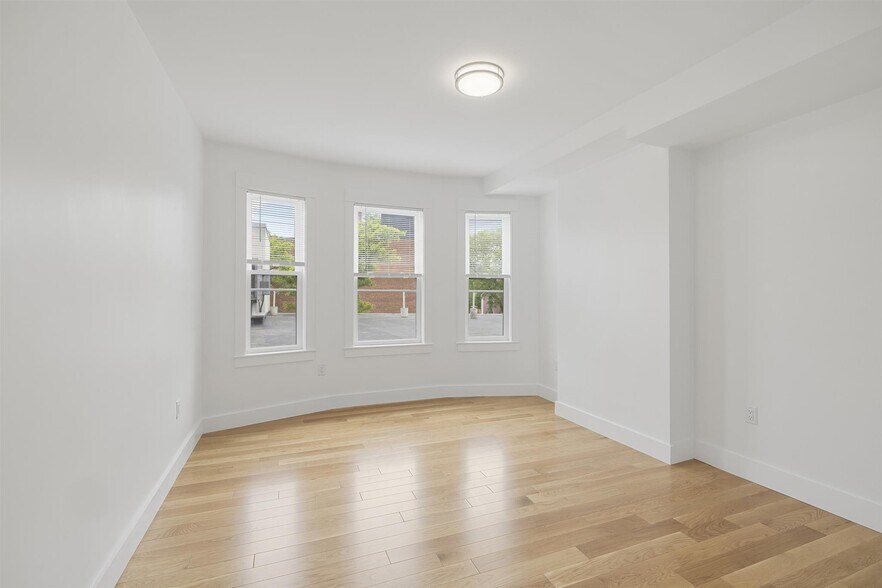 Building Photo - 1010 Cambridge St