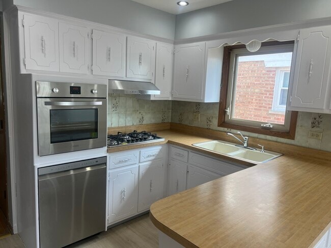 Building Photo - 5712 N Avondale Ave