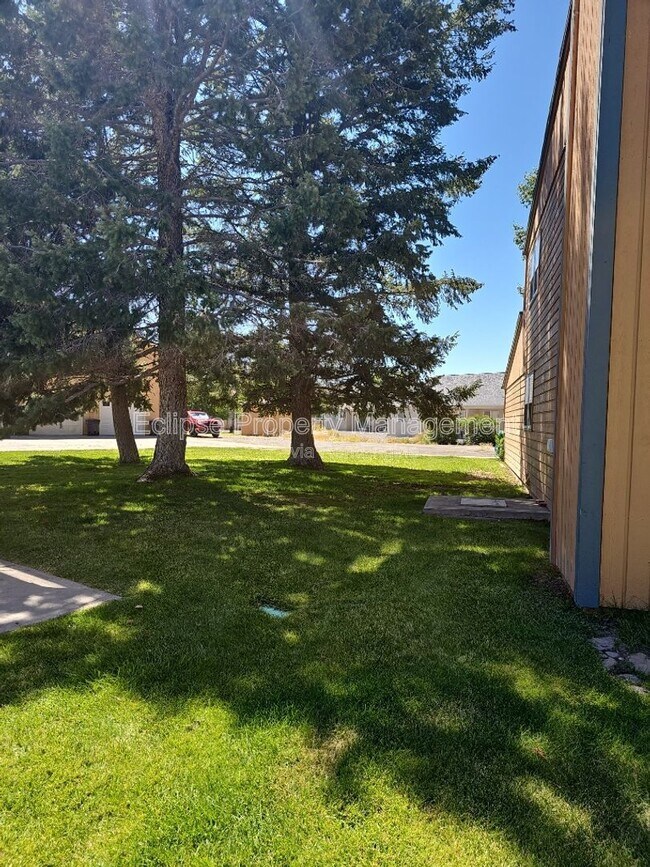 Building Photo - 9 River Dr