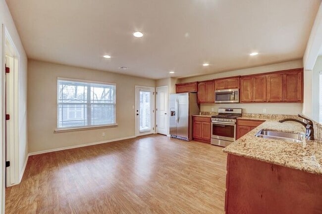 Building Photo - 3/2 Open And Bright Craftsman!