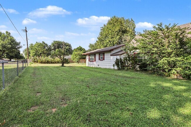 Building Photo - 207 E Juniper Ln