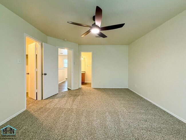 Building Photo - Beautifully Updated 2-Story 3-Bedroom, 2.5-Bathroom Gem Nestled in the Heart of San Antonio!