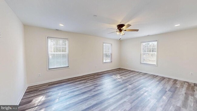 Building Photo - 40750 King Dr