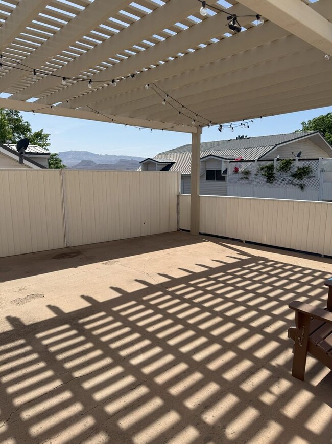 Building Photo - Charming 3-Bedroom Home with Modern Update...