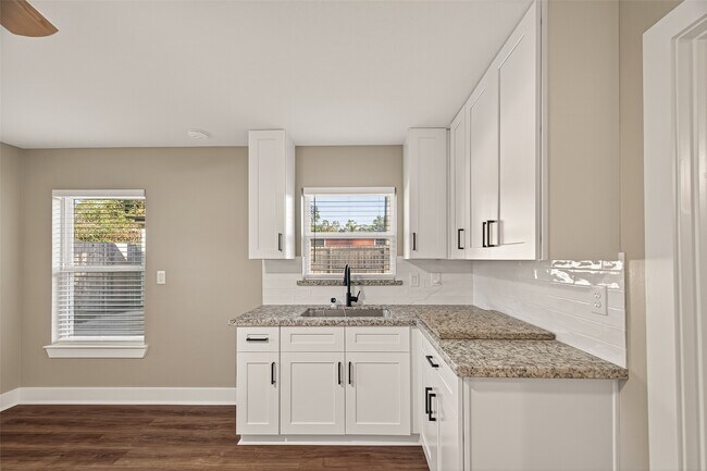 Building Photo - 2103 Woodway Dr