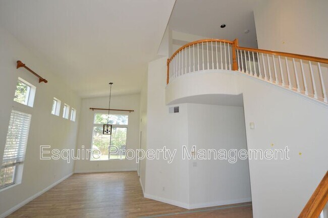 Building Photo - 658 Avenida Valencia