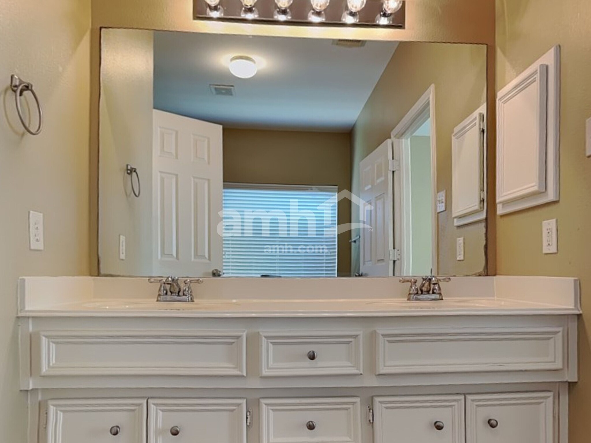 Building Photo - 2718 Lakecrest Way Dr