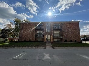Building Photo - Recently renovated 1-bedroom suite