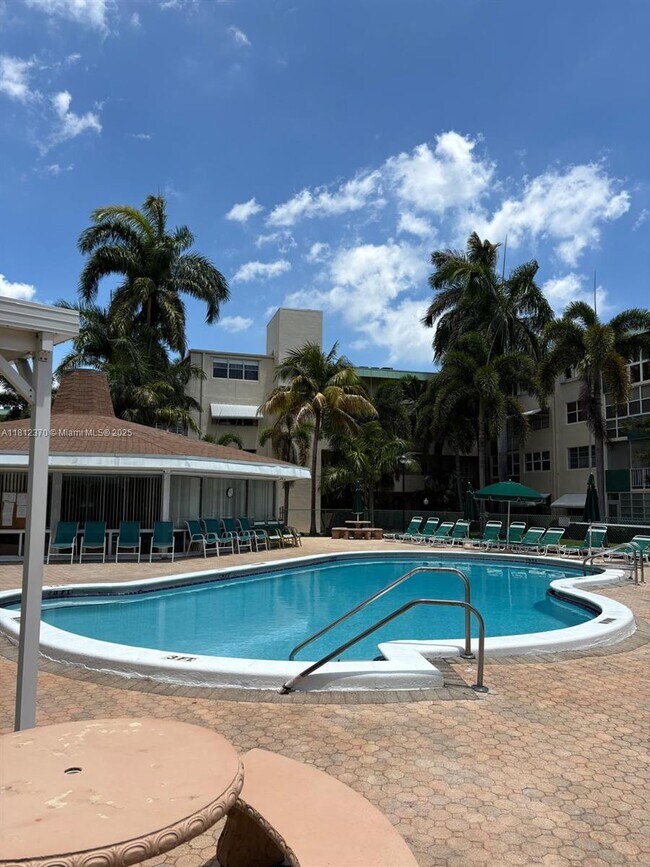 Building Photo - 1333 E Hallandale Beach Blvd
