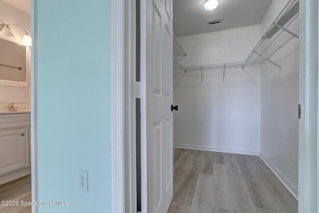 Building Photo - 243 Dickens Ave