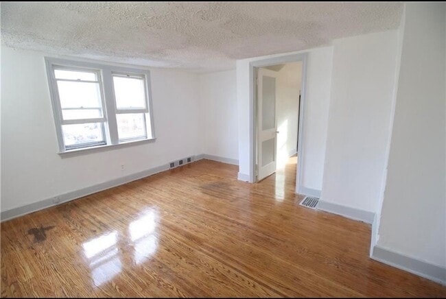 Primary Photo - 81 Miller St