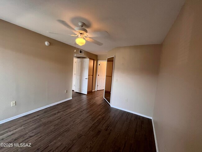 Building Photo - 5751 N Kolb Rd