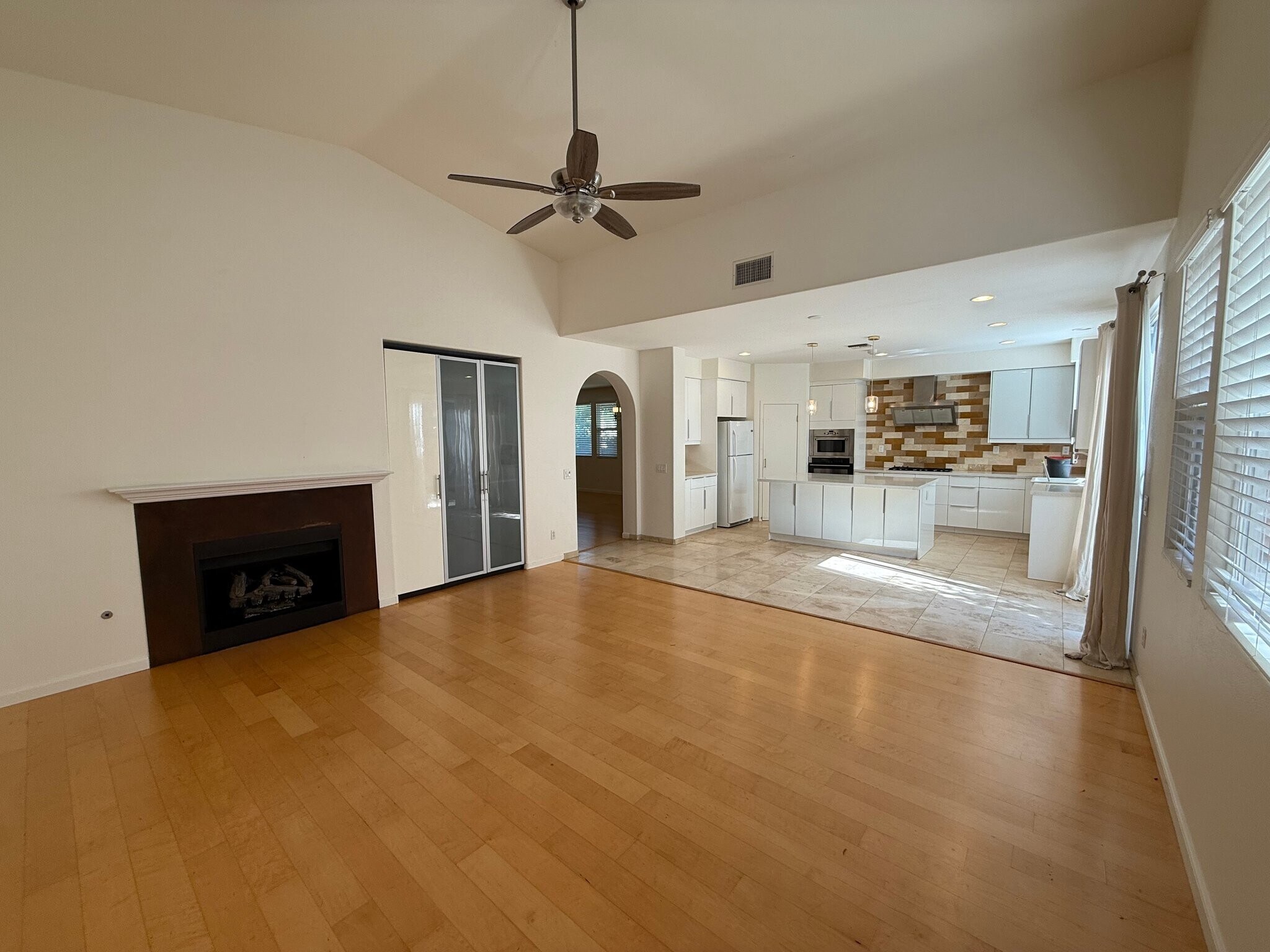 Building Photo - 556 Rocking Horse Dr