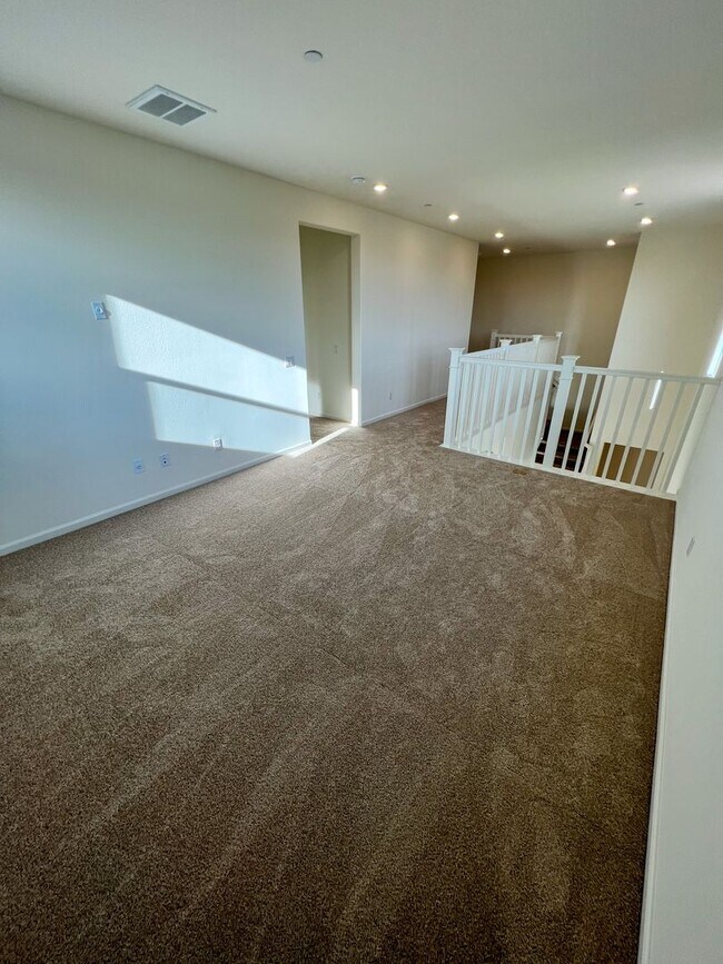 Building Photo - 5 Bedroom home with FULL MOTHER IN LAW SUI...