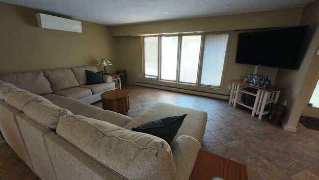Building Photo - Beautifully remodeled 3 bedroom, 2 bathroom single family in South Nashua