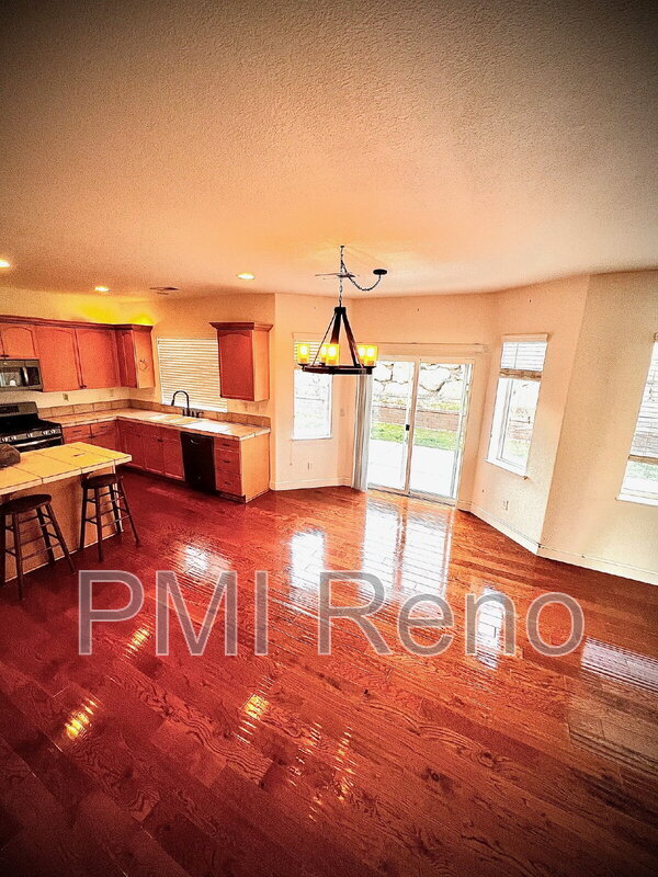 Building Photo - 1720 Oak Dr