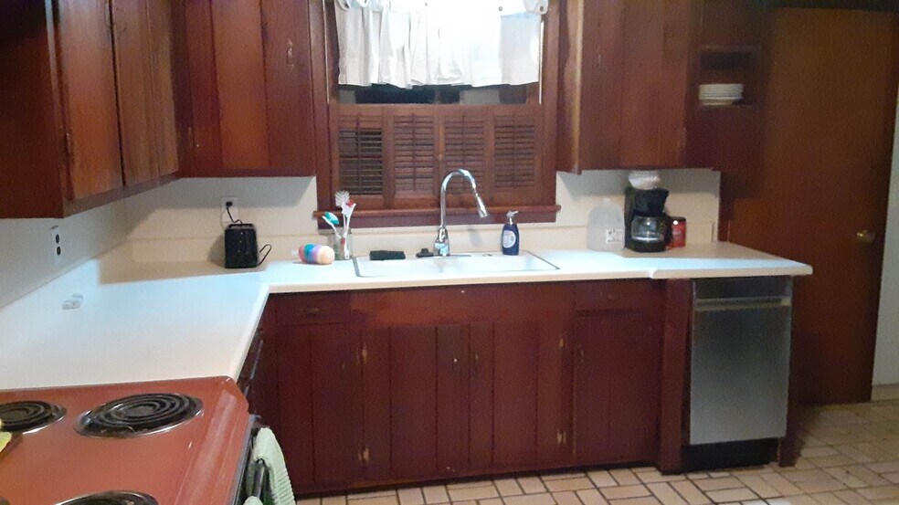 Kitchen filled with cooking utensils, backware, plates, etc - 43 Harmony Ln