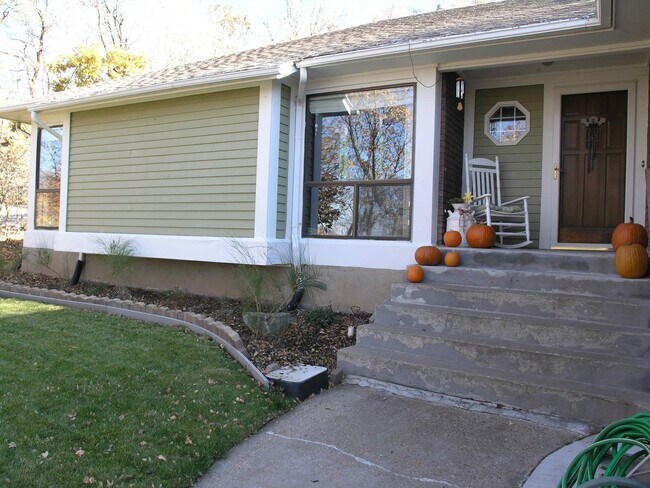 Building Photo - 1806 E Fawn Ln