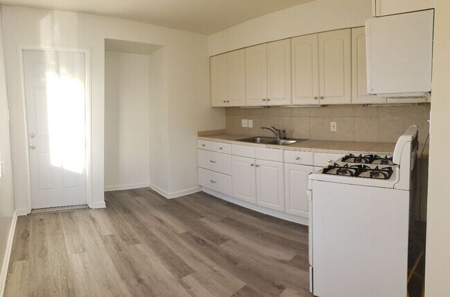 Building Photo - $1000 Rebate! Charming cottage style home w/ huge private yard in La Mesa (4812)