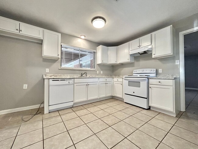 Building Photo - CENTRAL 3BR Private home!  Discounted Move...