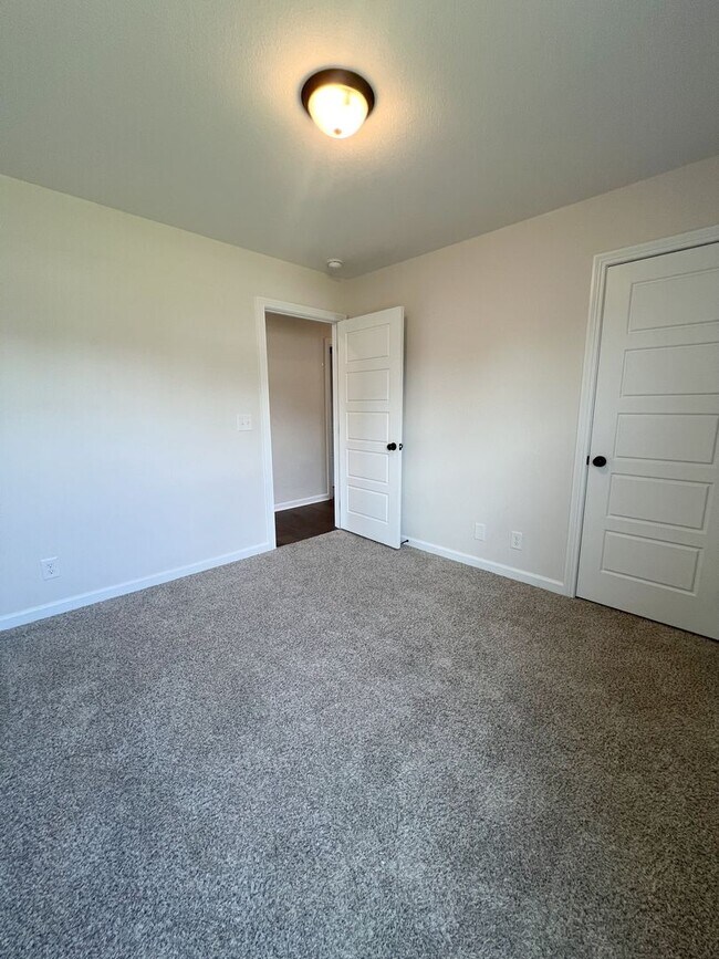 Building Photo - 702 Gleason Dr