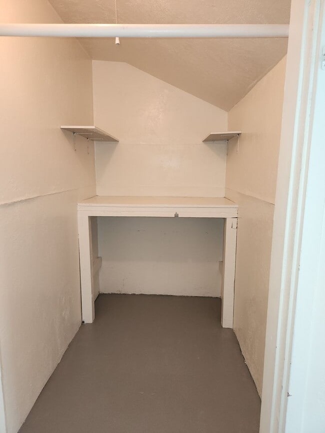 Building Photo - 3-bedroom 1 bath single family dwelling